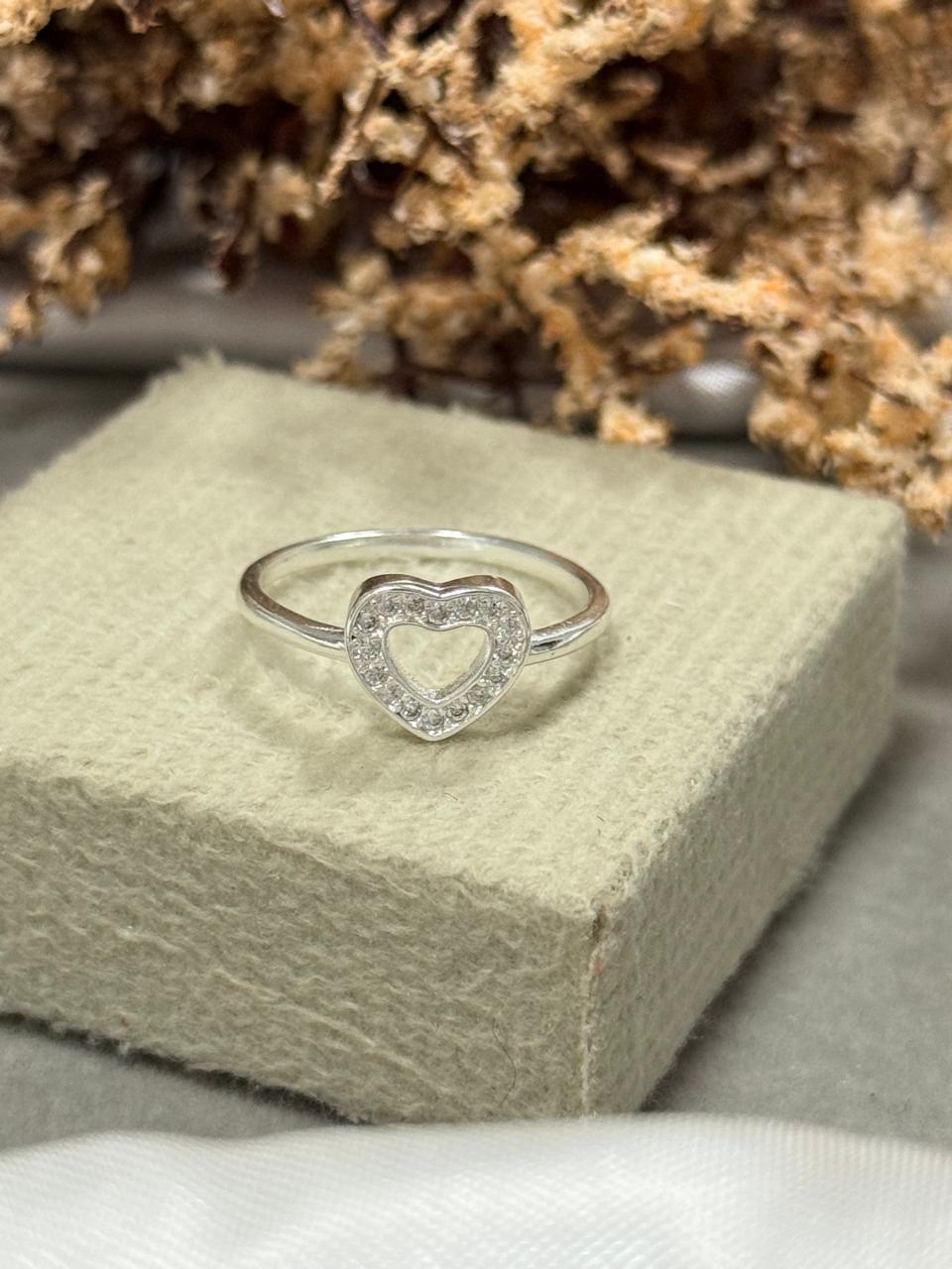 Anel coração vazado com pedras cravejadas