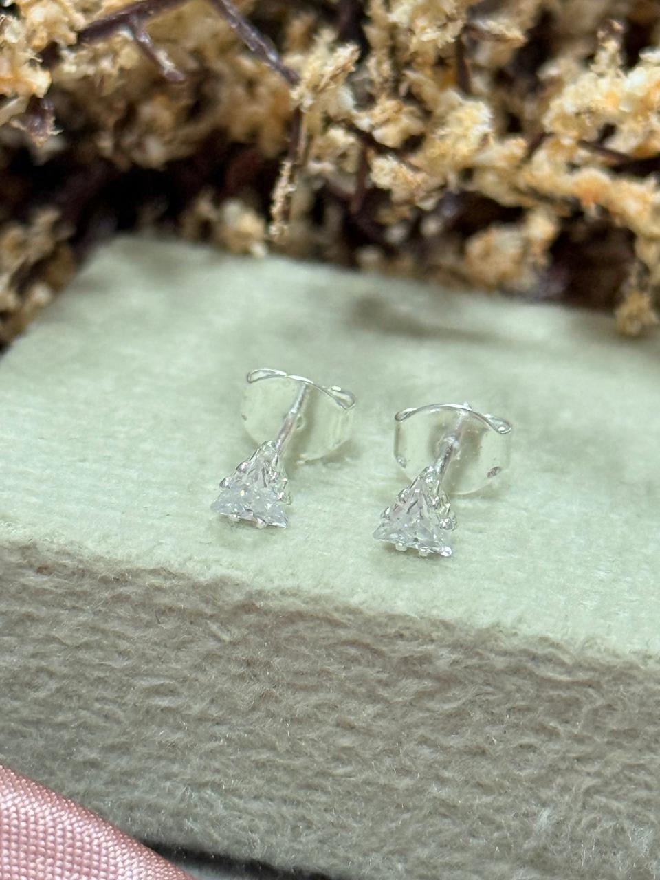 Brinco pedra cristal triângulo