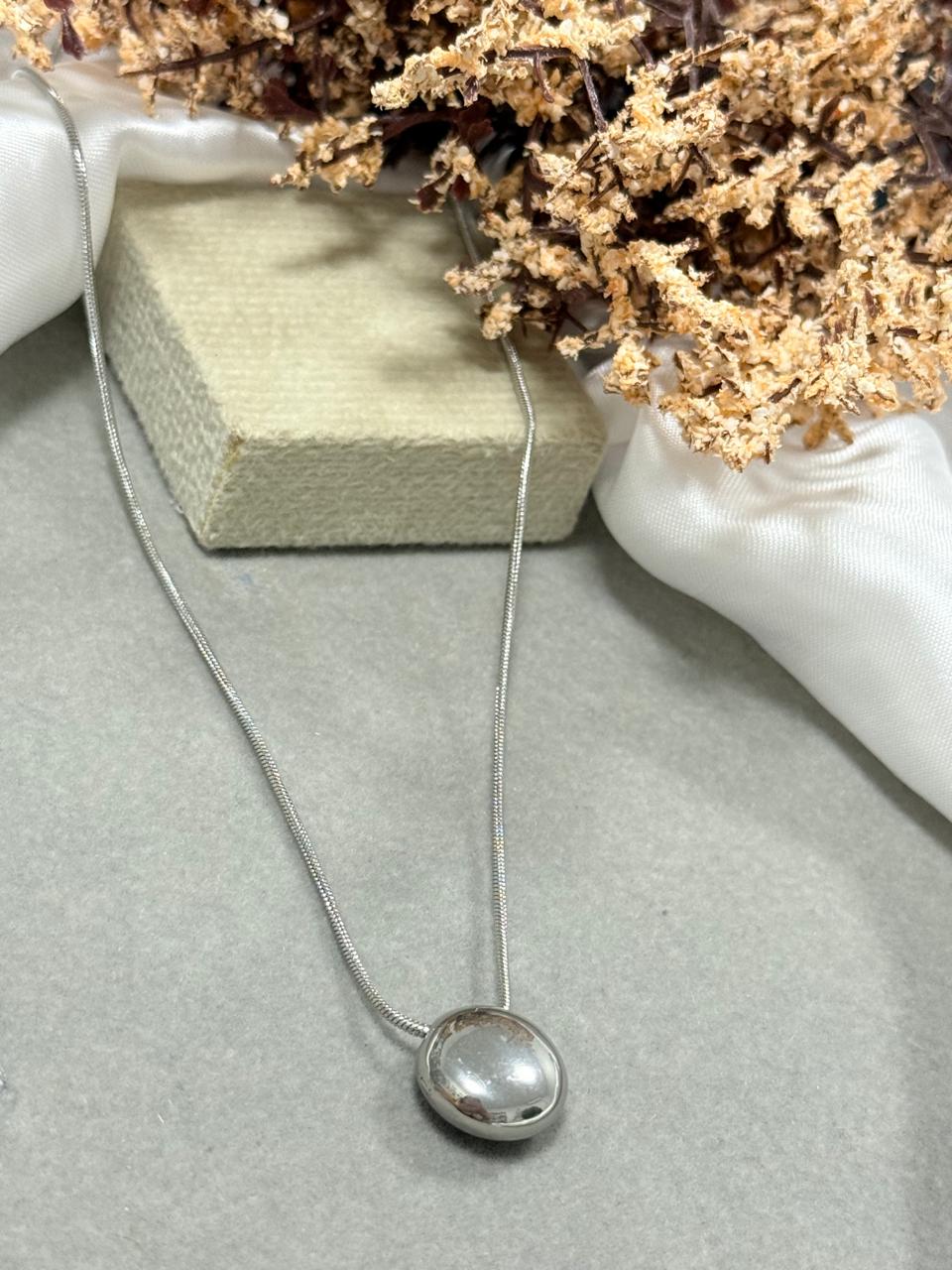 Colar fio com pingente esfera