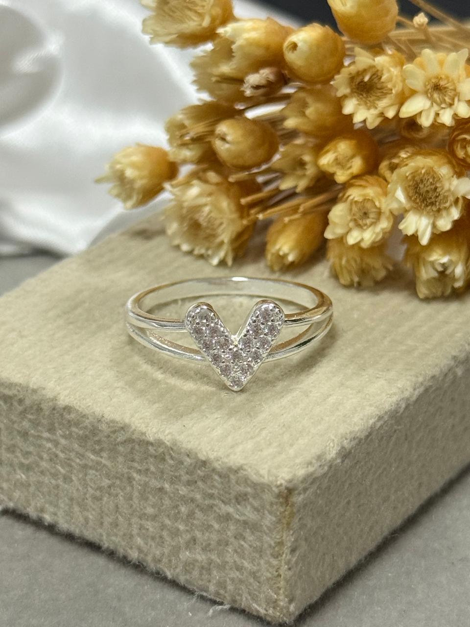 Anel V com pedras cravejadas