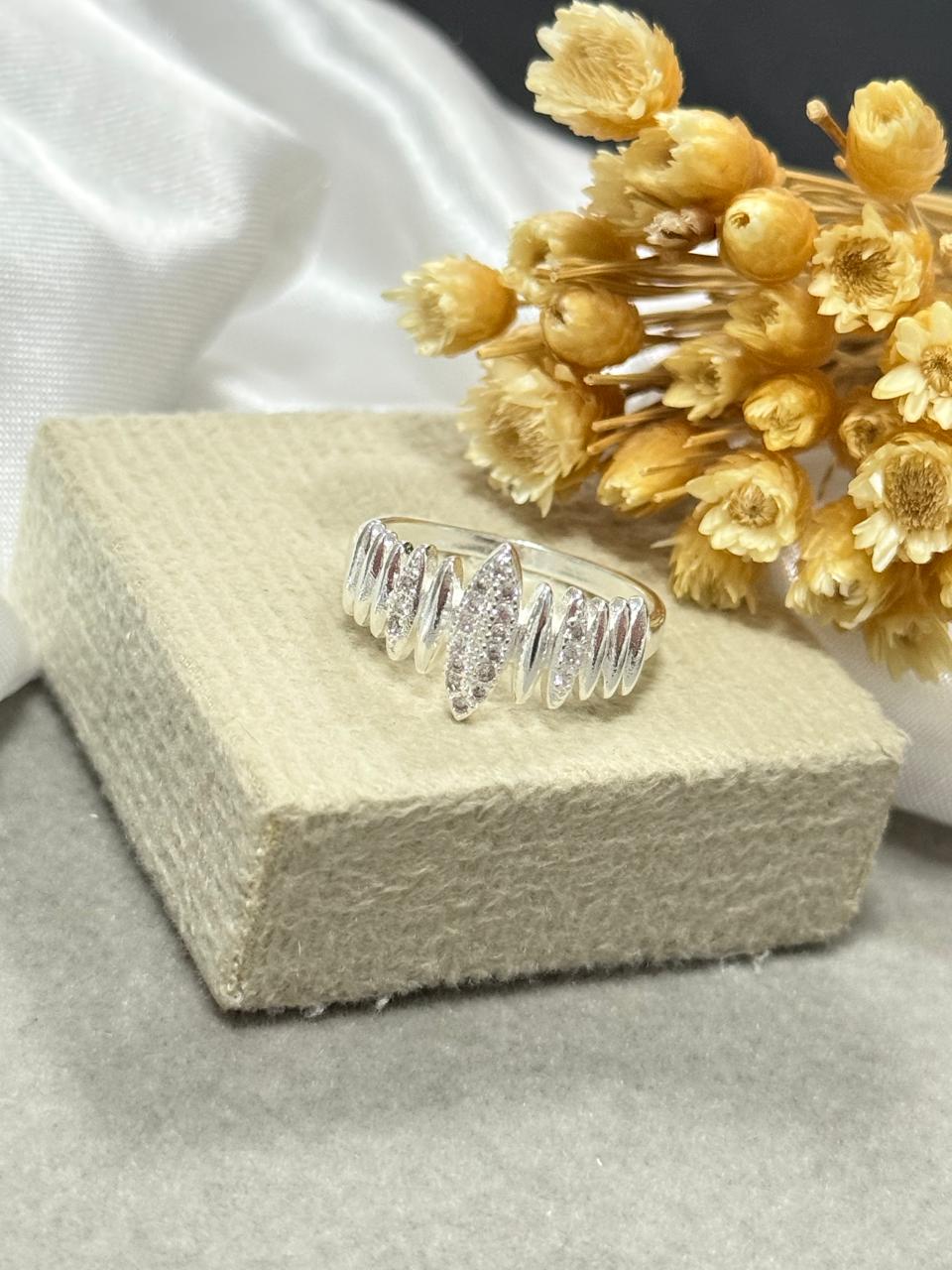 Anel com pedras cravejadas