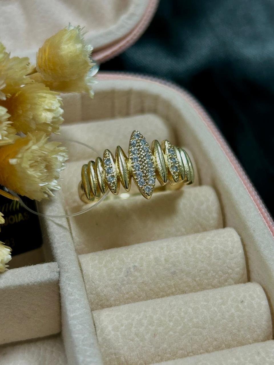 Anel com pedras cravejadas