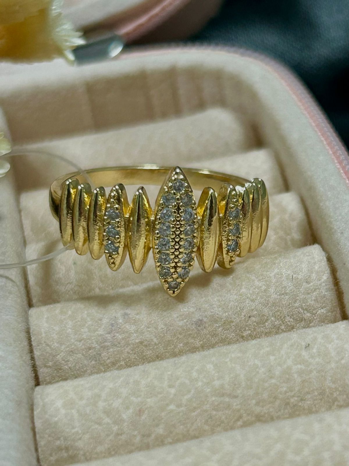 Anel com pedras cravejadas