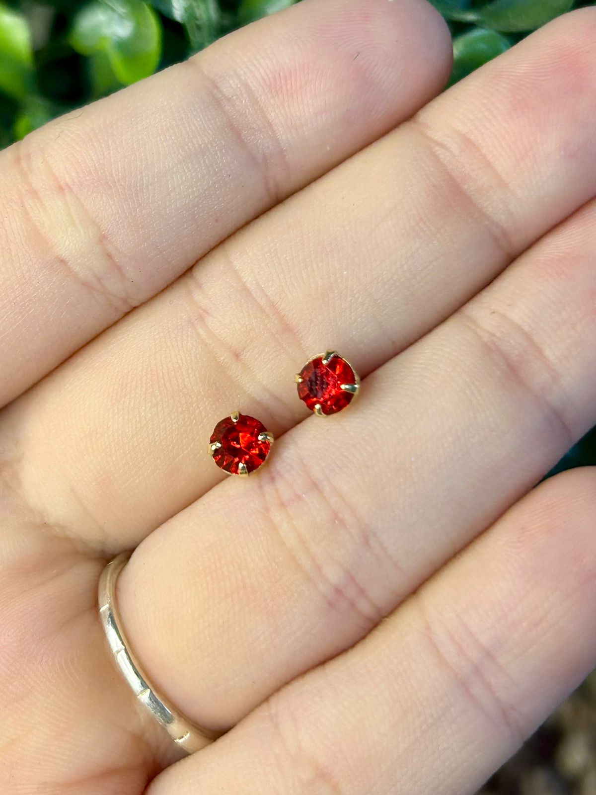 Brinco ponto de luz vermelho