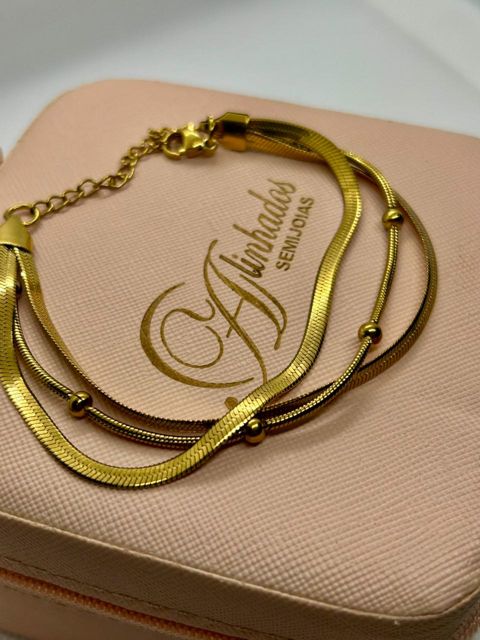 Pulseira três volta de aço dourado