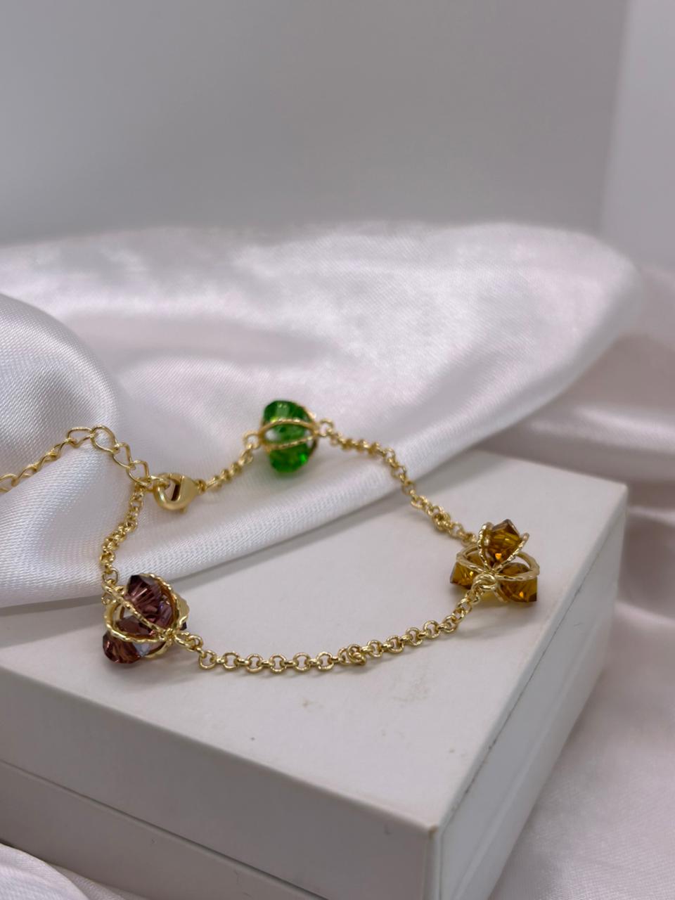 Pulseira com pedras coloridas