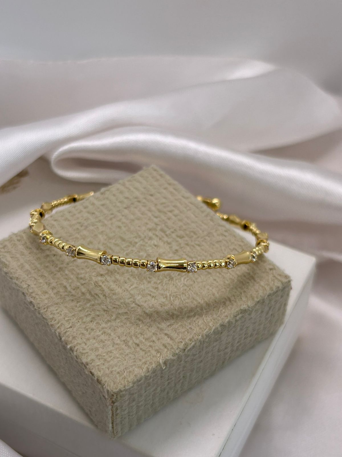 Bracelete com detalhes e pedras cristal