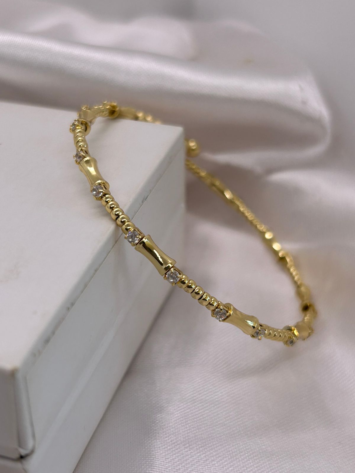 Bracelete com detalhes e pedras cristal