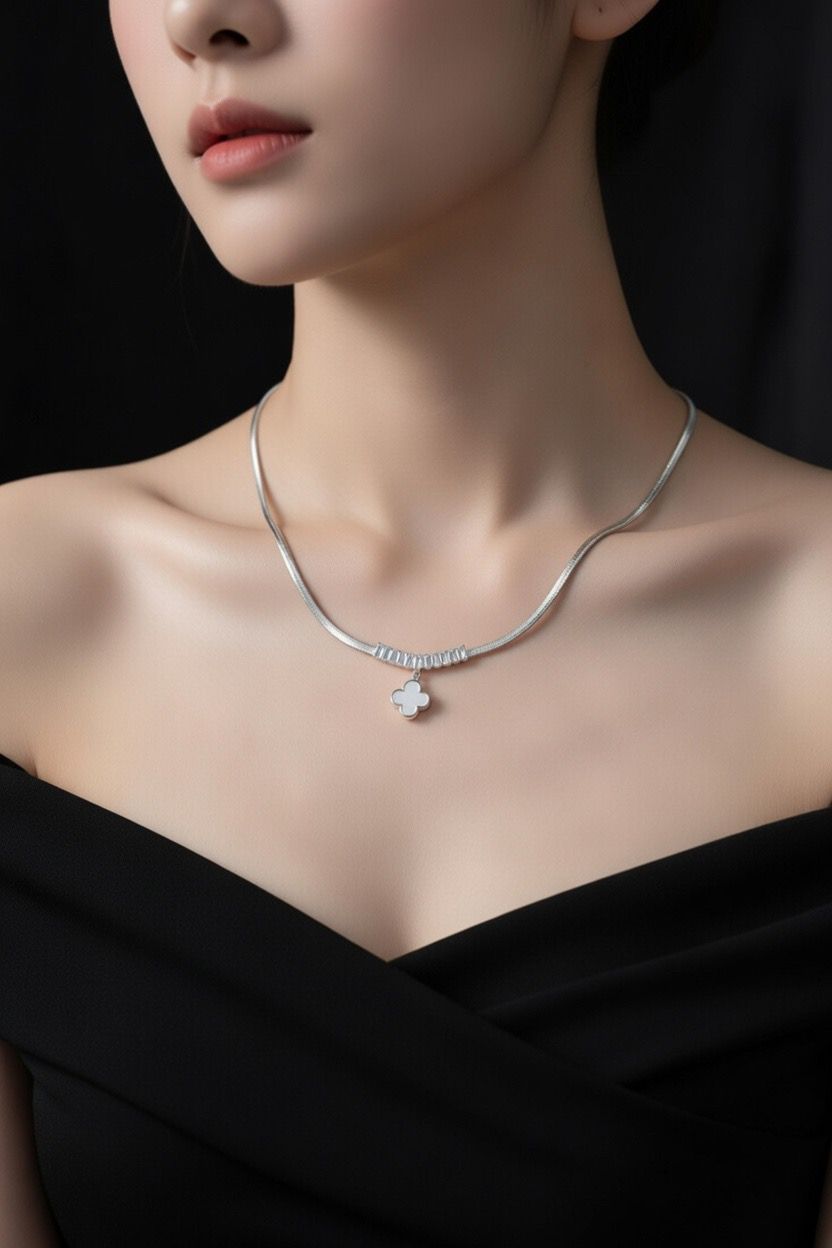 Colar fita com pingente trevo