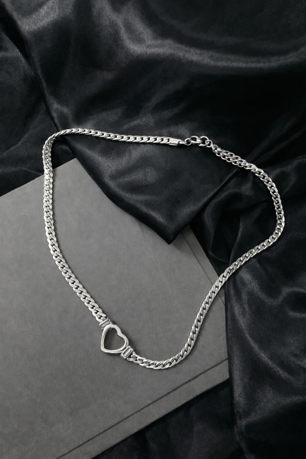 choker de aço com coração vazado