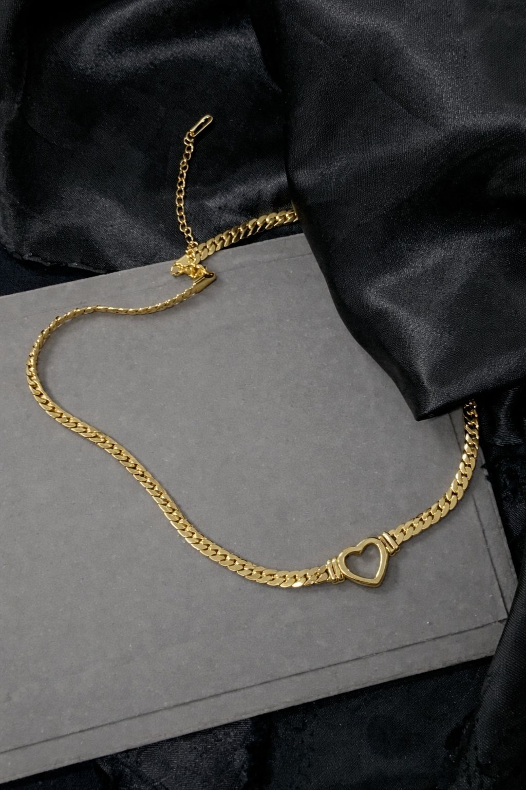 choker de aço com coração vazado