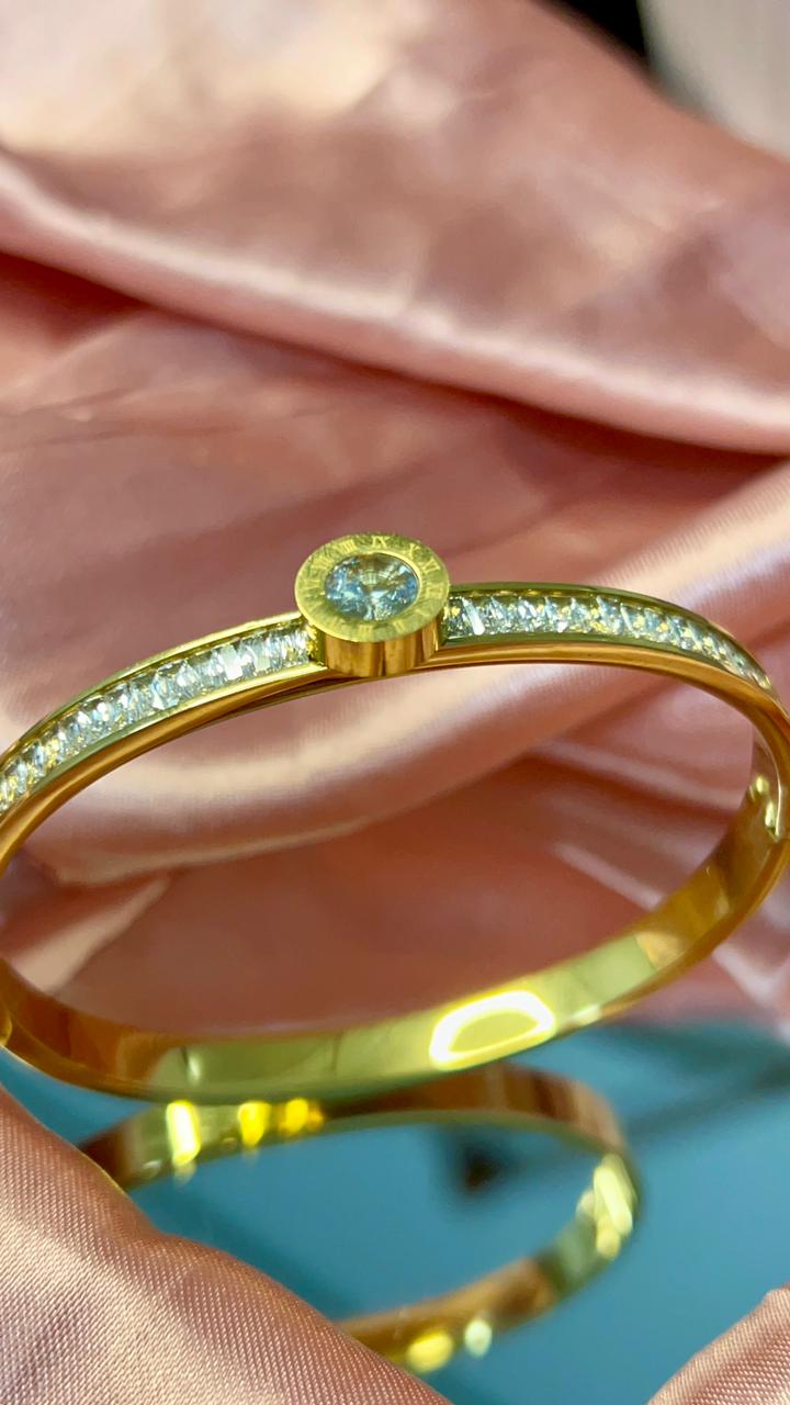 Bracelete de aço Dourado com pedras cravejadas