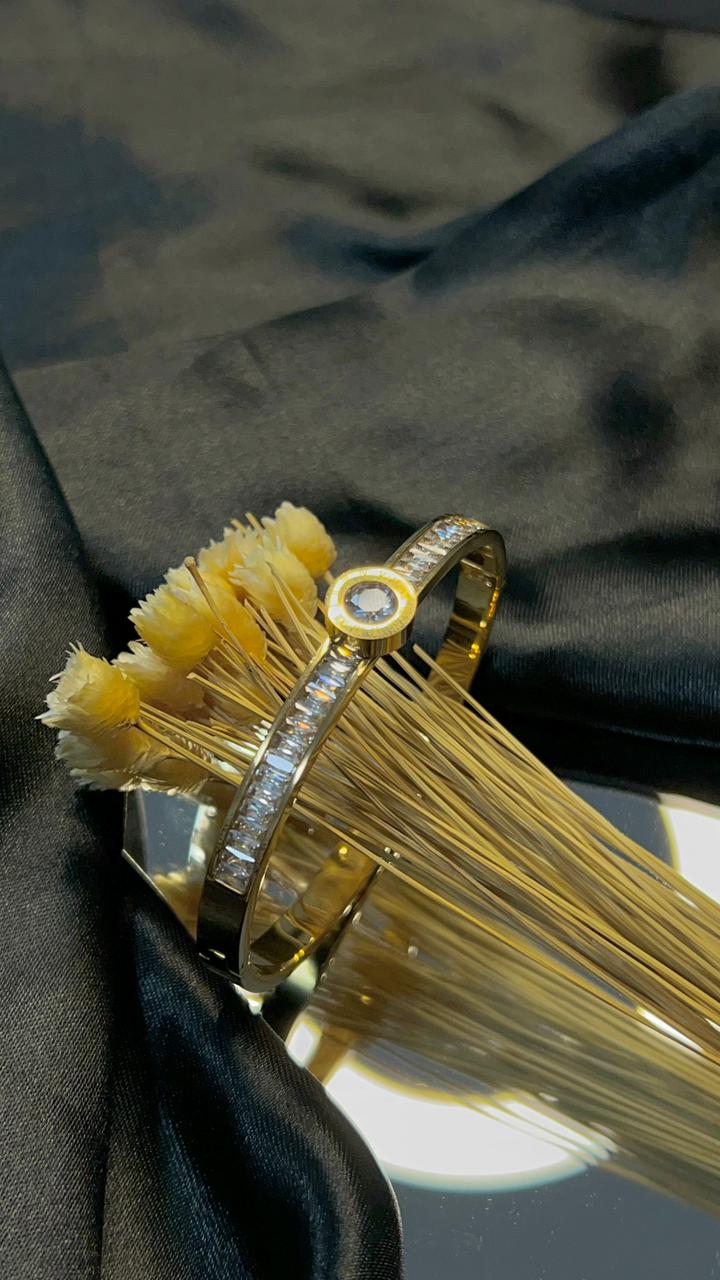 Bracelete de aço Dourado com pedras cravejadas