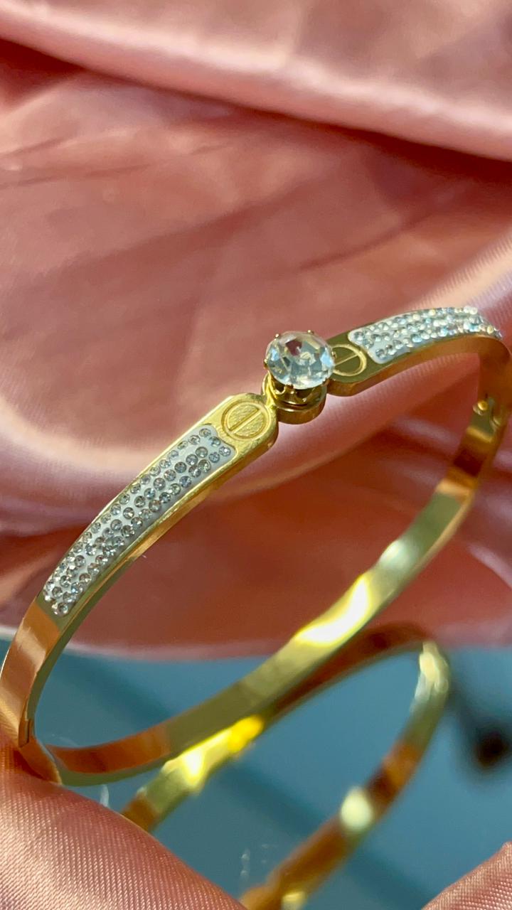 Bracelete de aço Dourado com pedras cravejadas
