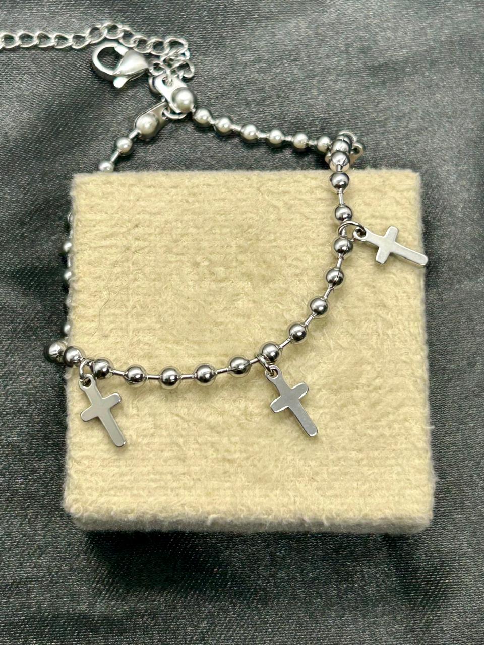 Pulseira com pingente cruz