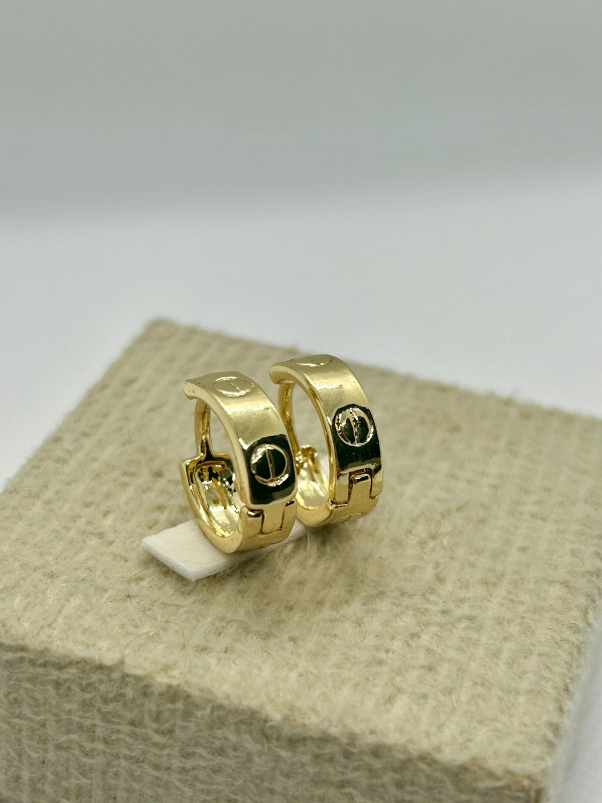 Brinco argola fecho clic