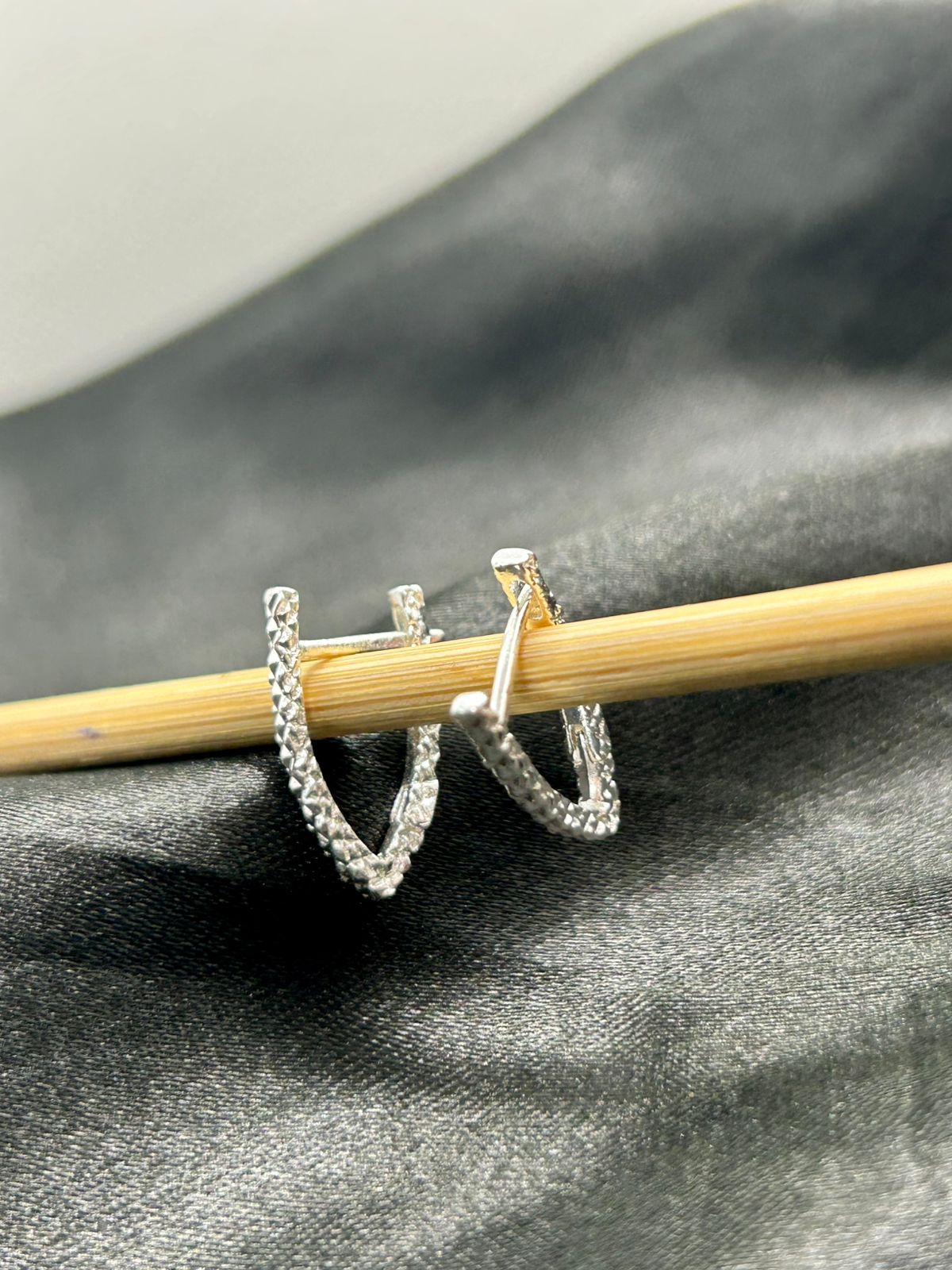 Brinco tipo argola fosco