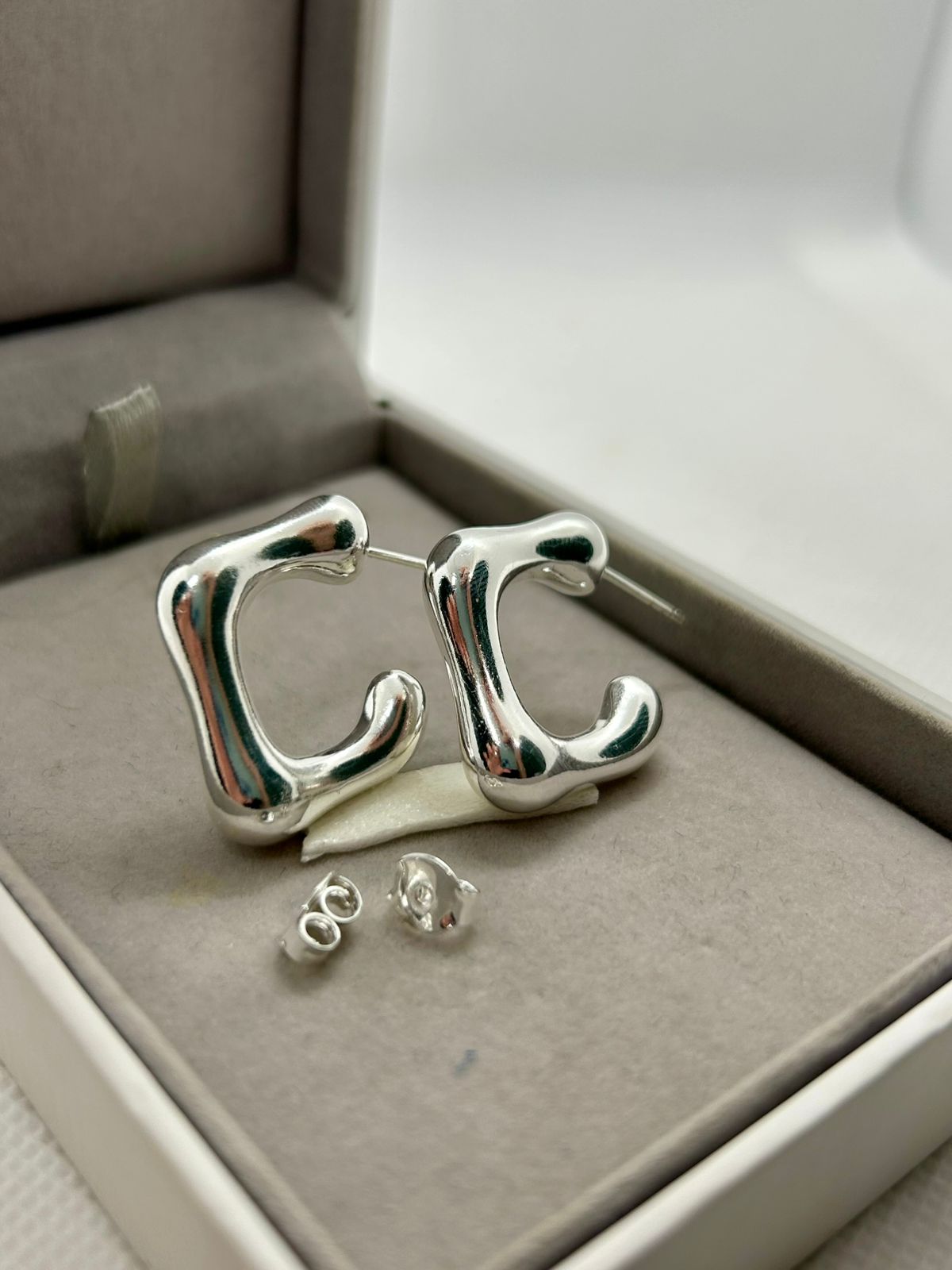 Brinco argola quadrada aberta