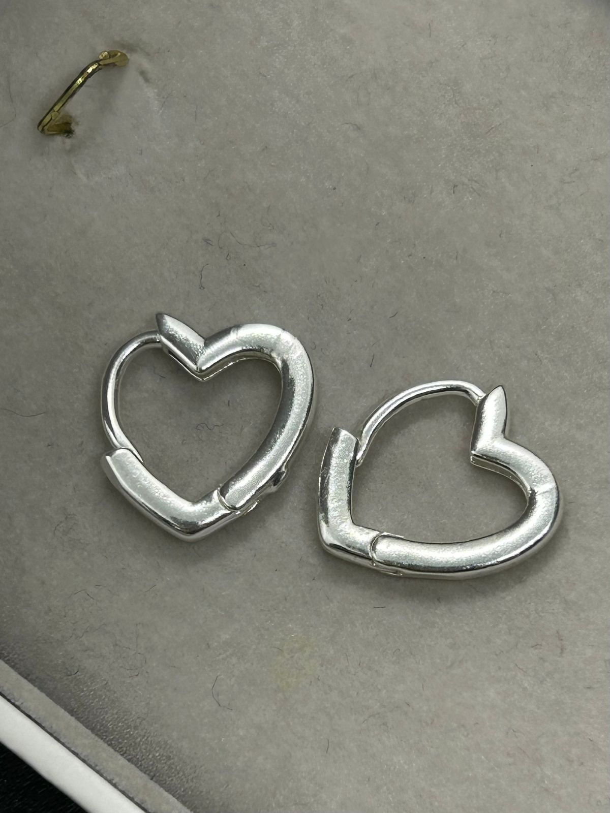 Brinco coração vazado fecho clic