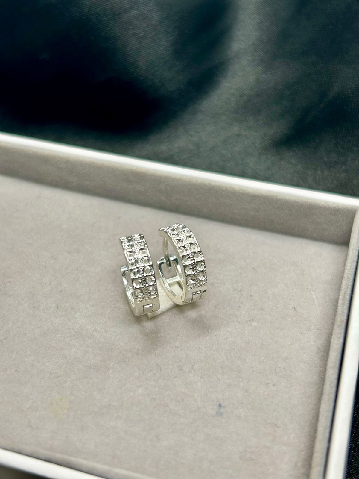 Brinco argola trabalhada fecho clic