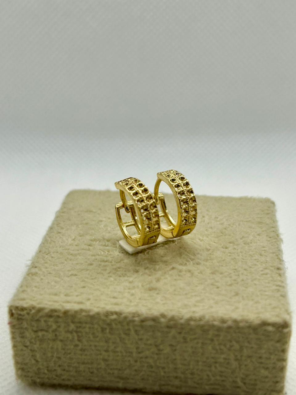 Brinco argola trabalhada fecho clic