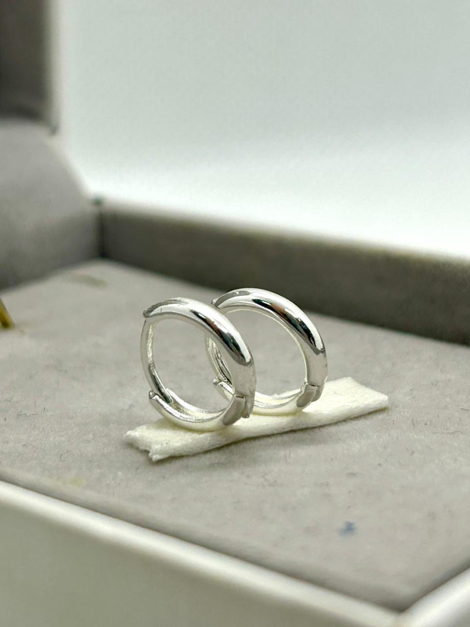 Brinco argolinha lisa fecho clic