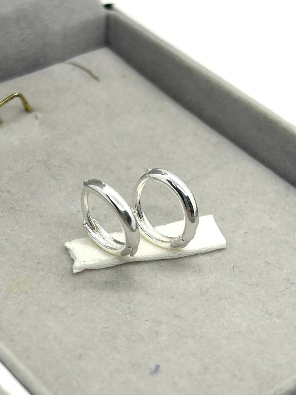 Brinco argolinha lisa fecho clic