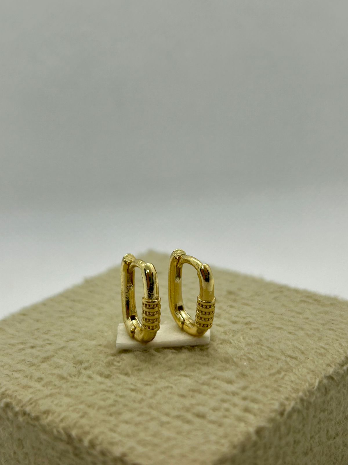 Brinco argolinha com detalhes fecho clic