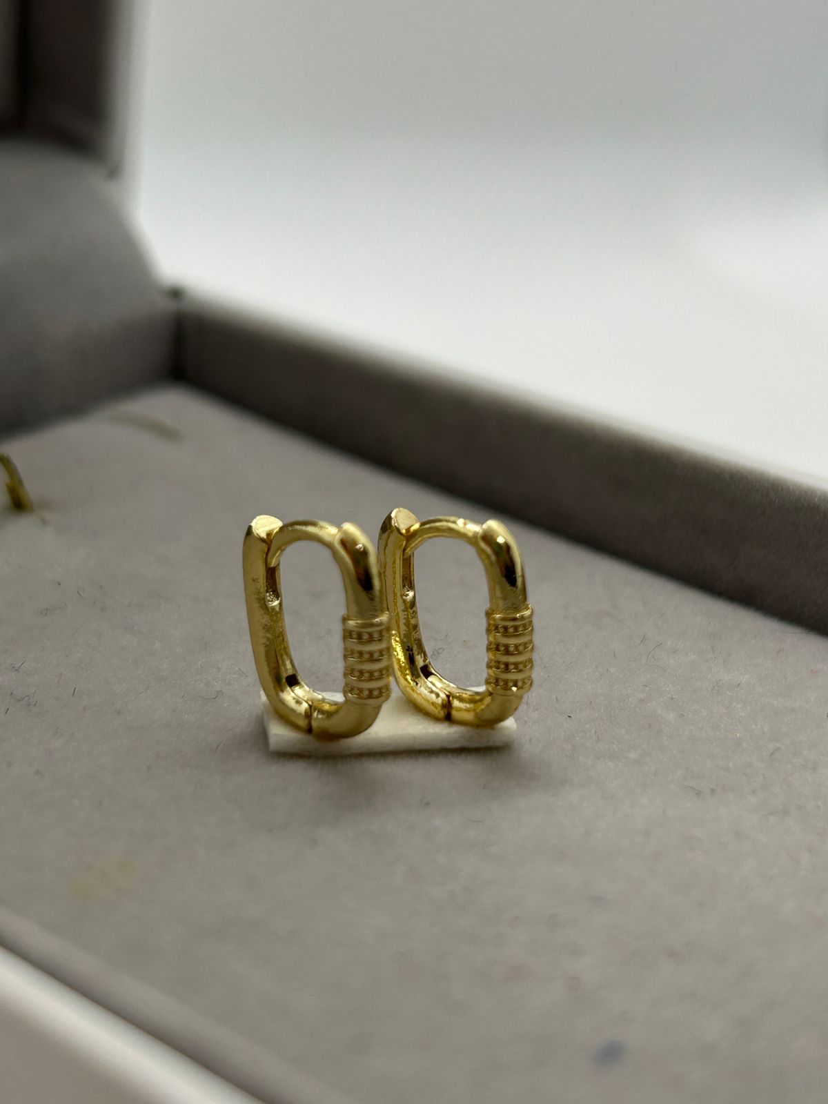 Brinco argolinha com detalhes fecho clic