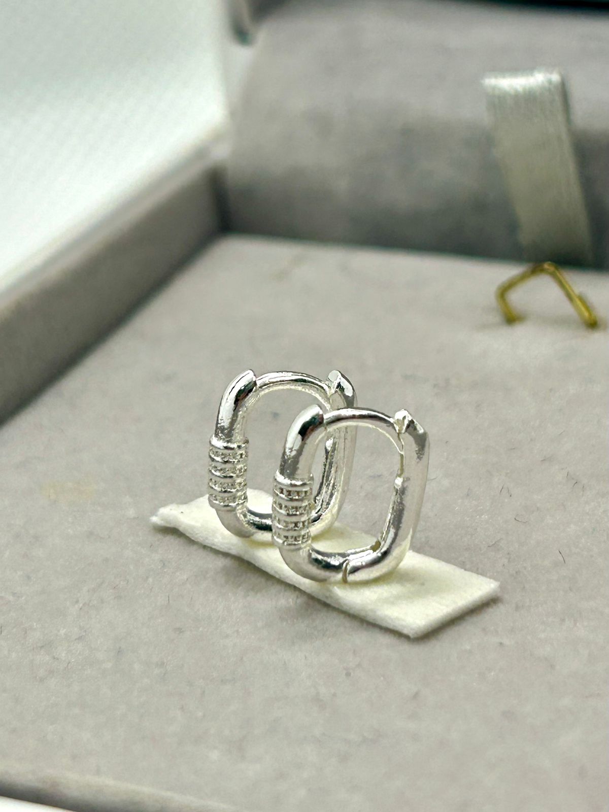 Brinco argolinha com detalhes fecho clic