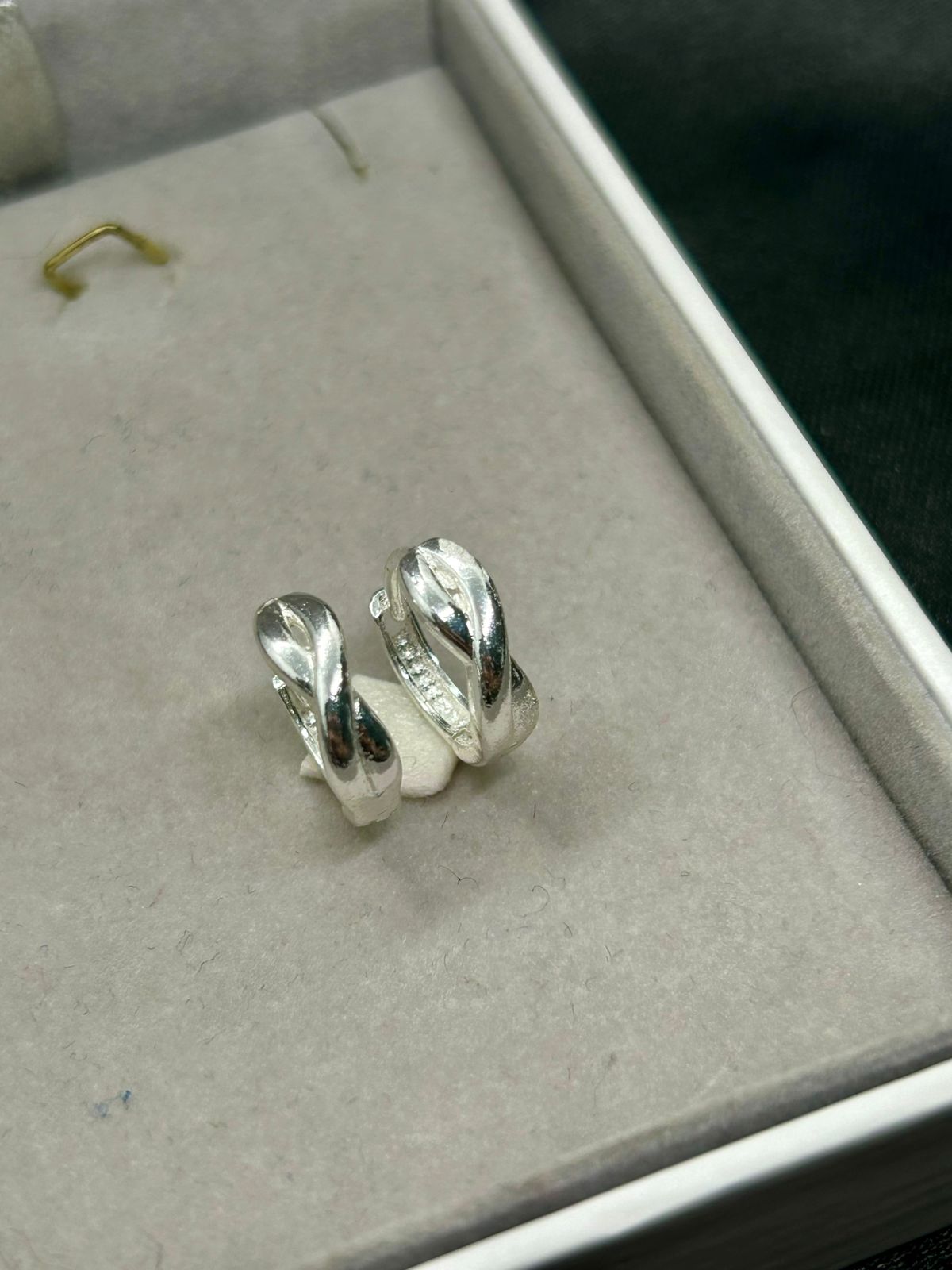 Brinco argolinha com detalhes transado fecho clic