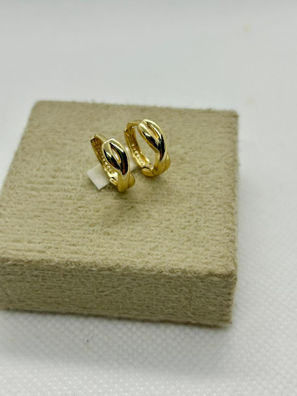 Brinco argolinha com detalhes transado fecho clic