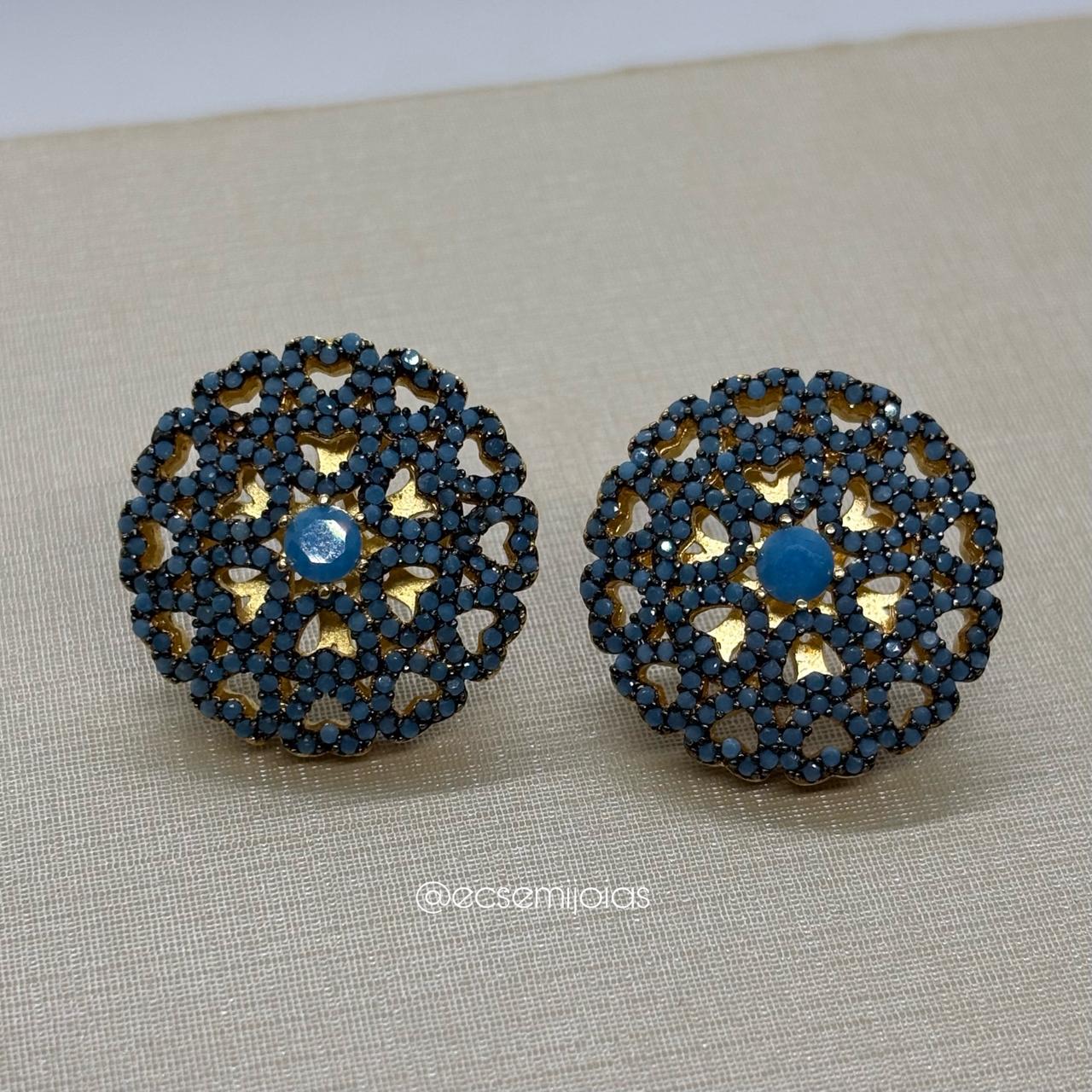 Brinco redondo flor de corações cravejados vazados - banhado a ouro 18k