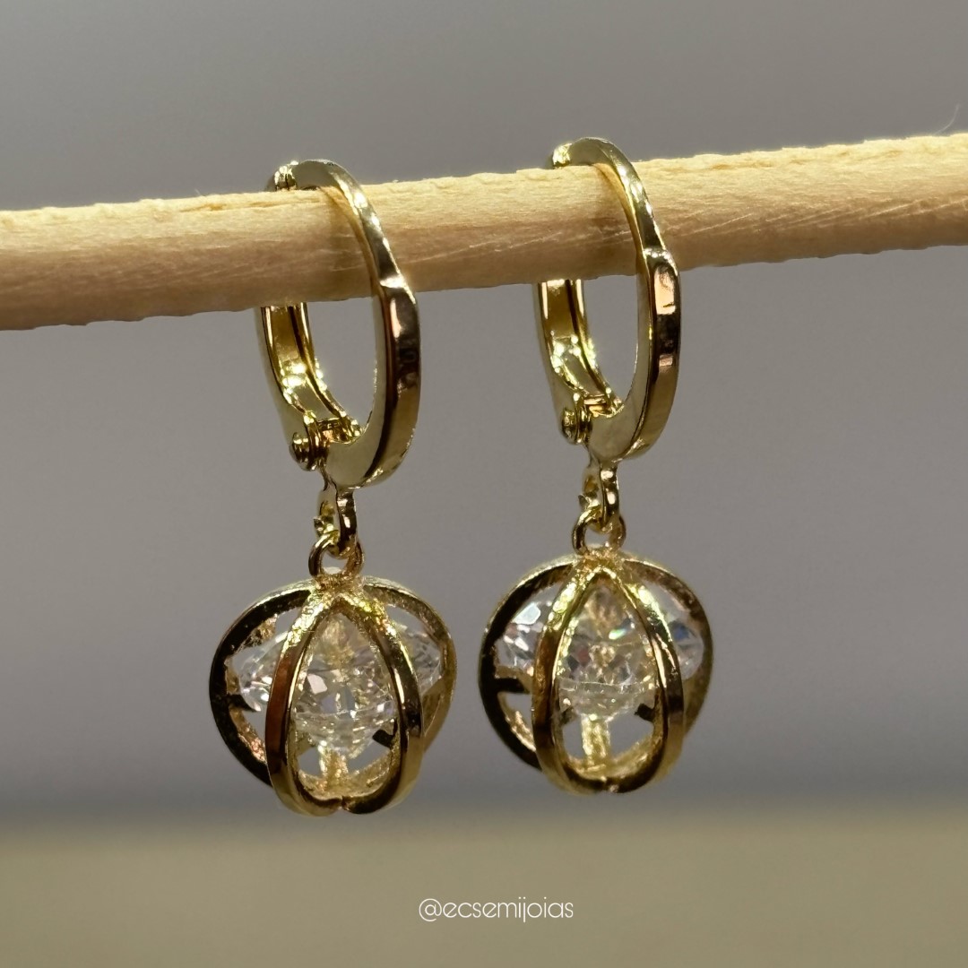 Argola tranqueta esfera com zircônia redonda dentro - 8mm - banhado a ouro 18k