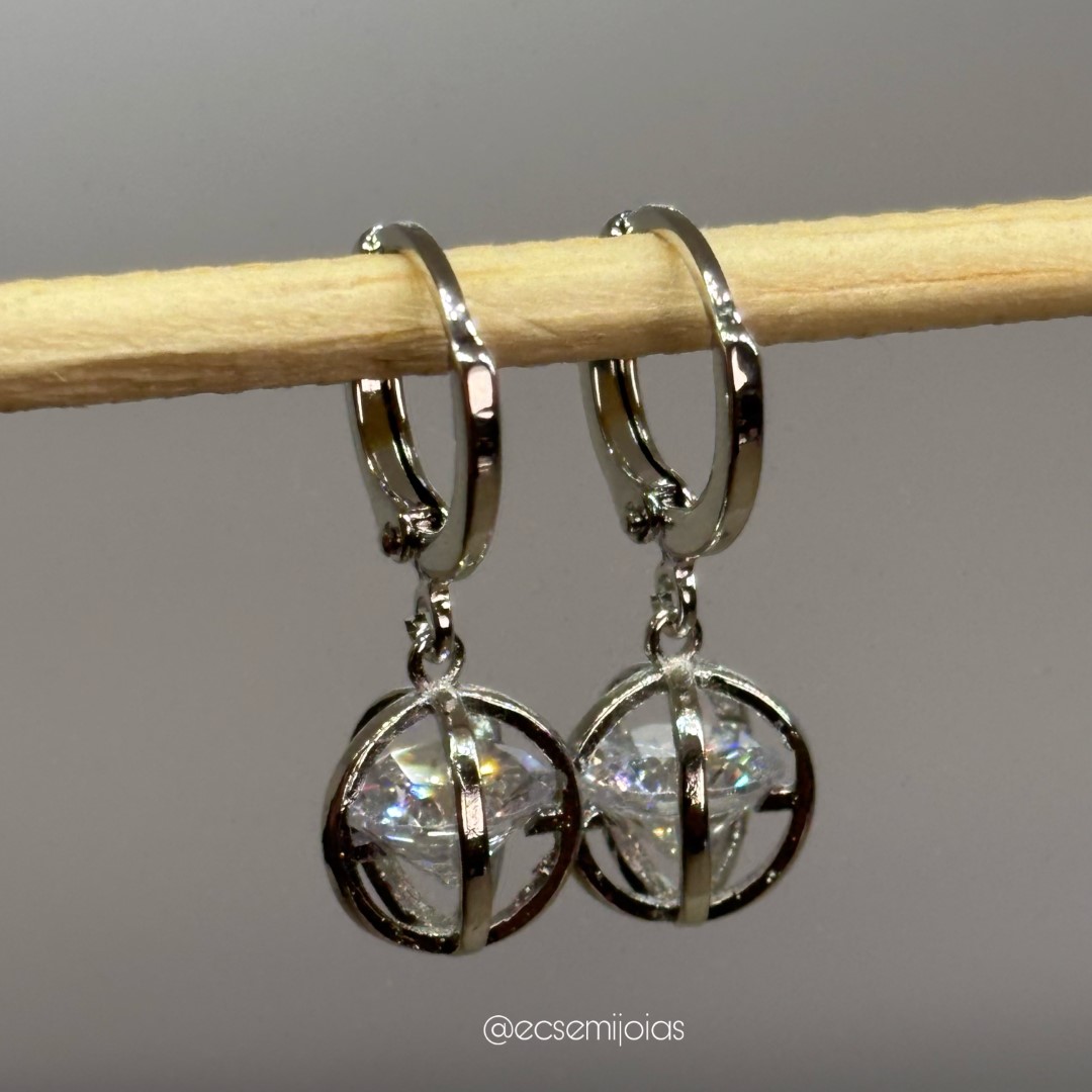 Argola tranqueta esfera com zircônia redonda dentro - 8mm - banhado a ródio branco