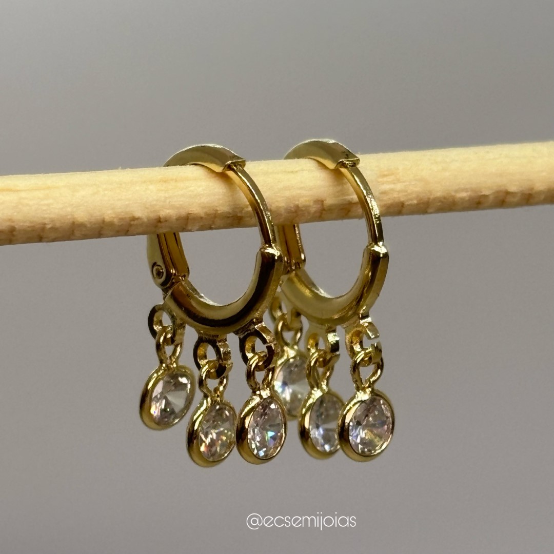 Argola tranqueta com 3 ponto de luz - 4mm - banhado a ouro 18k