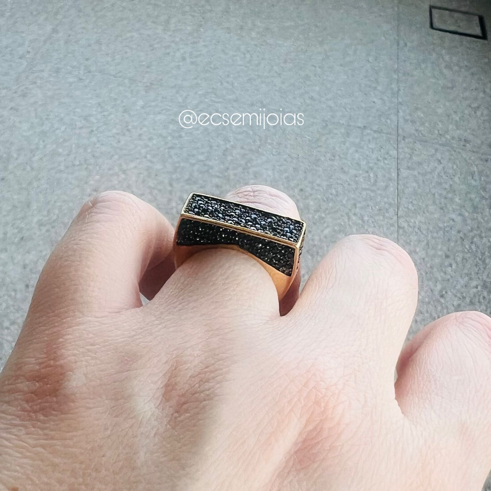 Anel quadrado cravejado em cima e na lateral - banhado a ouro 18k