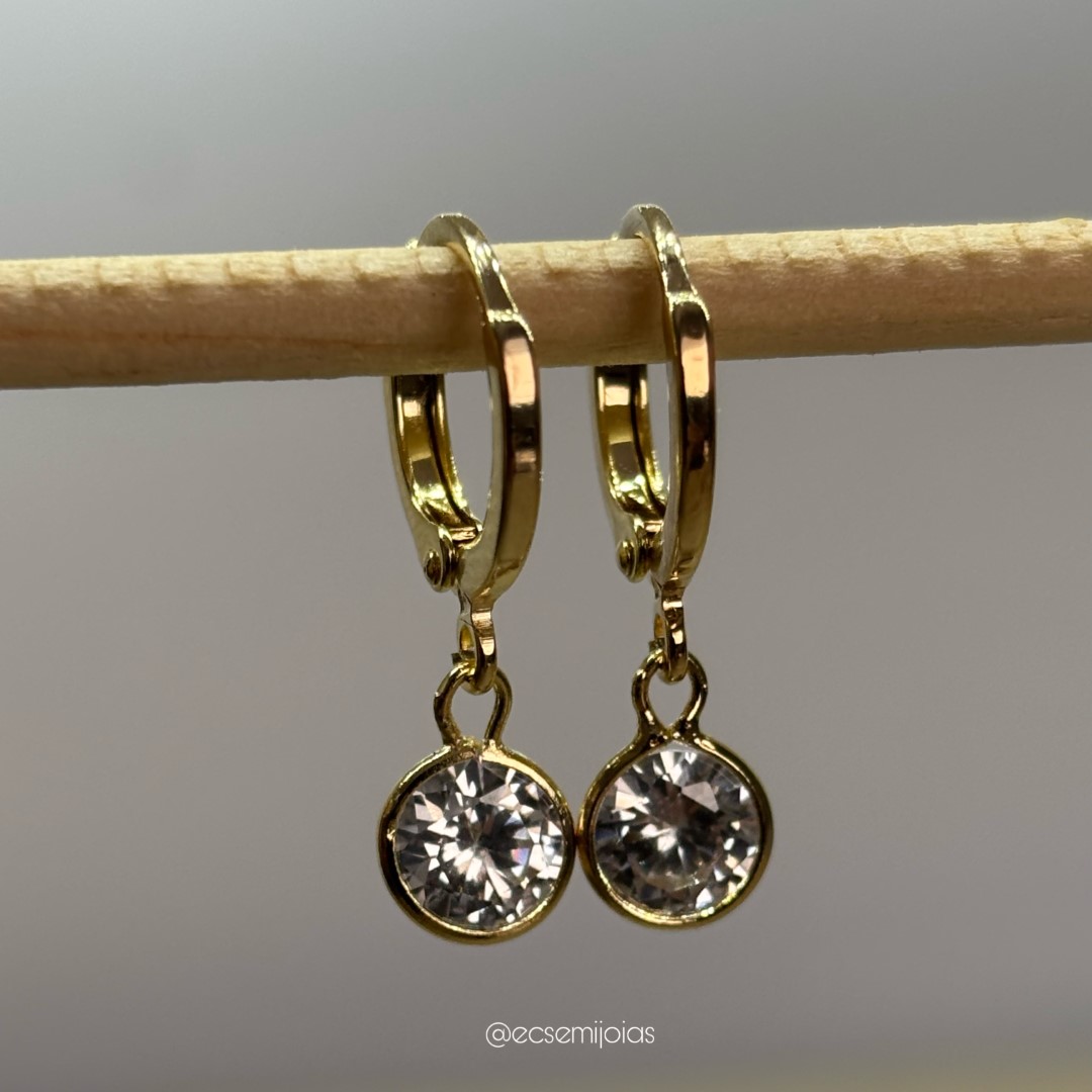 Brinco tranqueta com zircônia 7mm - banhado a ouro 18k