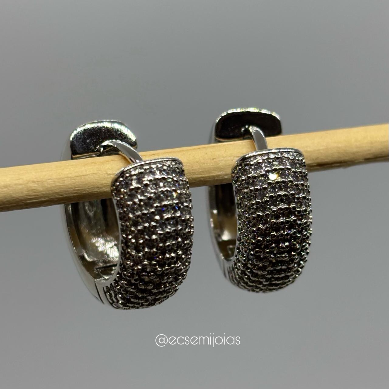 Brinco argola cravejada 7 fileiras  M - 8x20mm - banhado a ródio branco