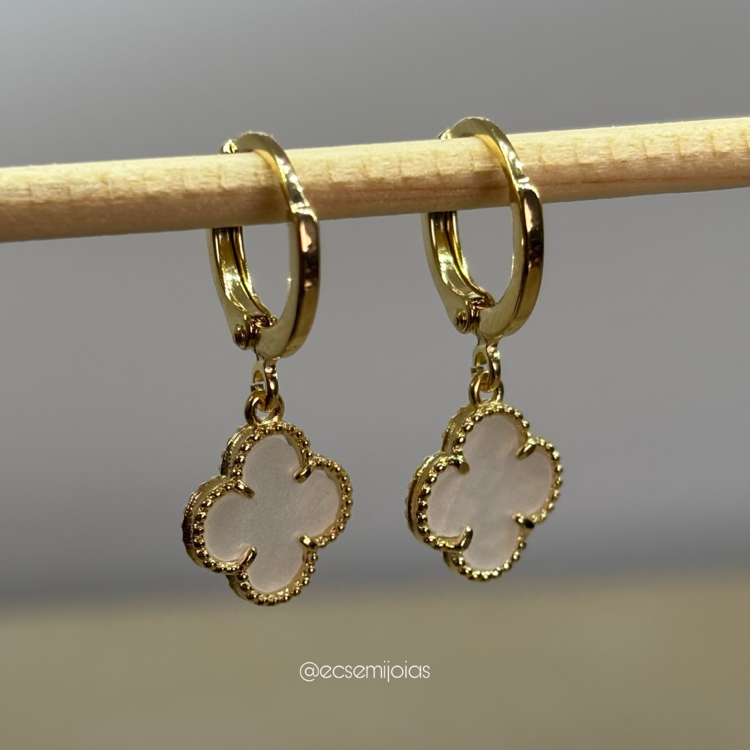Argola tranqueta com trevo pendurado - banhado a ouro 18k