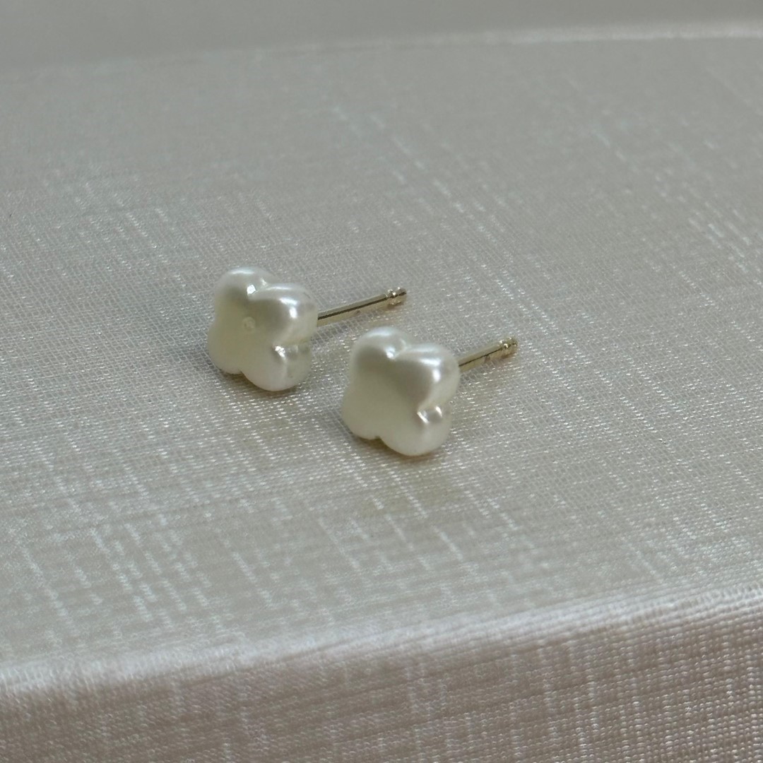 Brinco de trevo de pérola resinada (P) - 6mm - banhado a ouro 18k