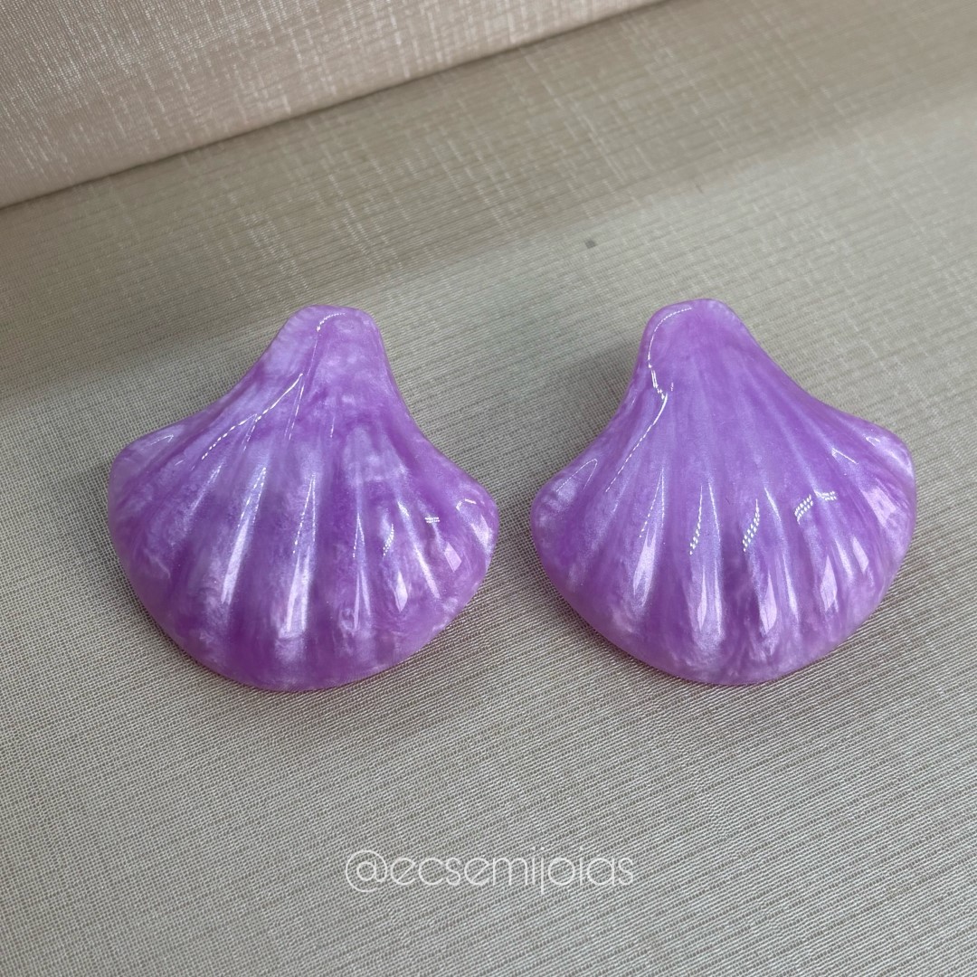 Brinco de concha resinada - 3,7cm diâmetro - pino de aço inoxidável