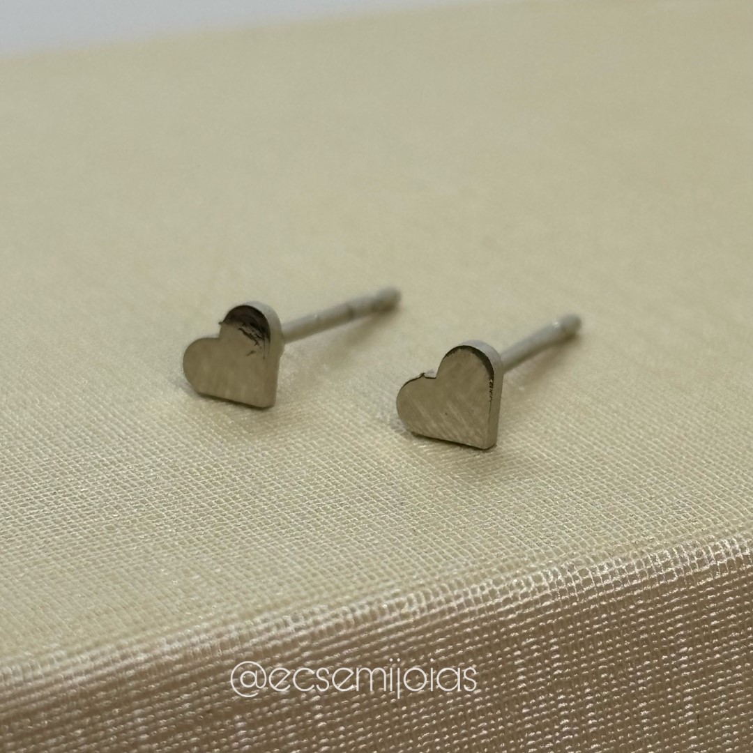 Brinco de coração liso - 4mm diâmetro - aço inoxidável