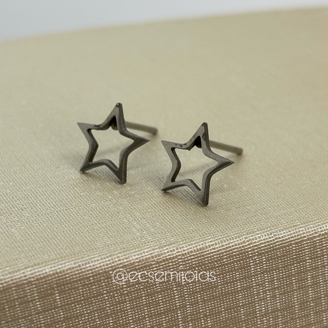 Brinco de estrela vazada lisa - 8mm diâmetro - aço inoxidável