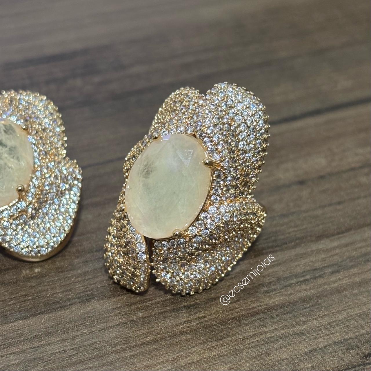 Conjunto de anel e brinco de flor com pedra oval no centro e pétalas laterais cravejadas - banhado a ouro 18k