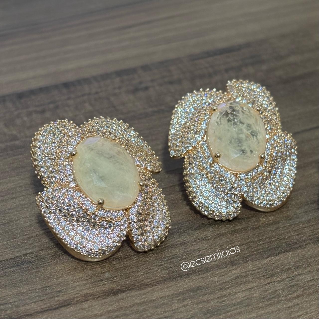 Conjunto de anel e brinco de flor com pedra oval no centro e pétalas laterais cravejadas - banhado a ouro 18k