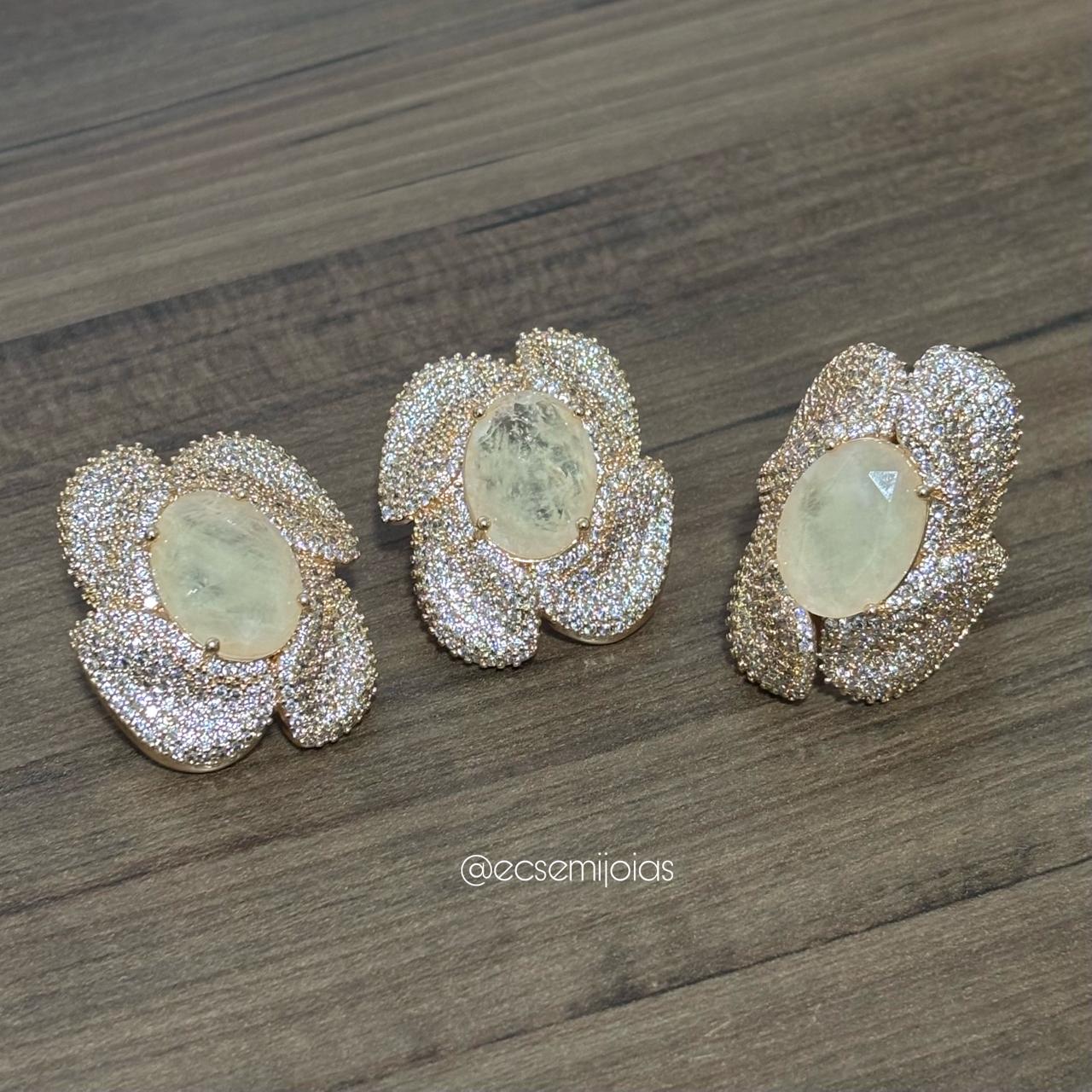 Conjunto de anel e brinco de flor com pedra oval no centro e pétalas laterais cravejadas - banhado a ouro 18k