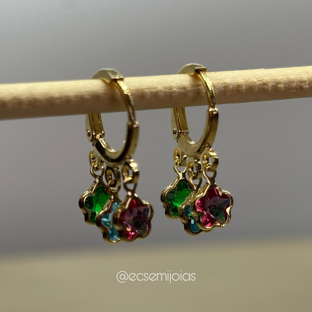 Argola tranqueta com 3 florzinhas de cristais - 6mm - banhado a ouro 18k