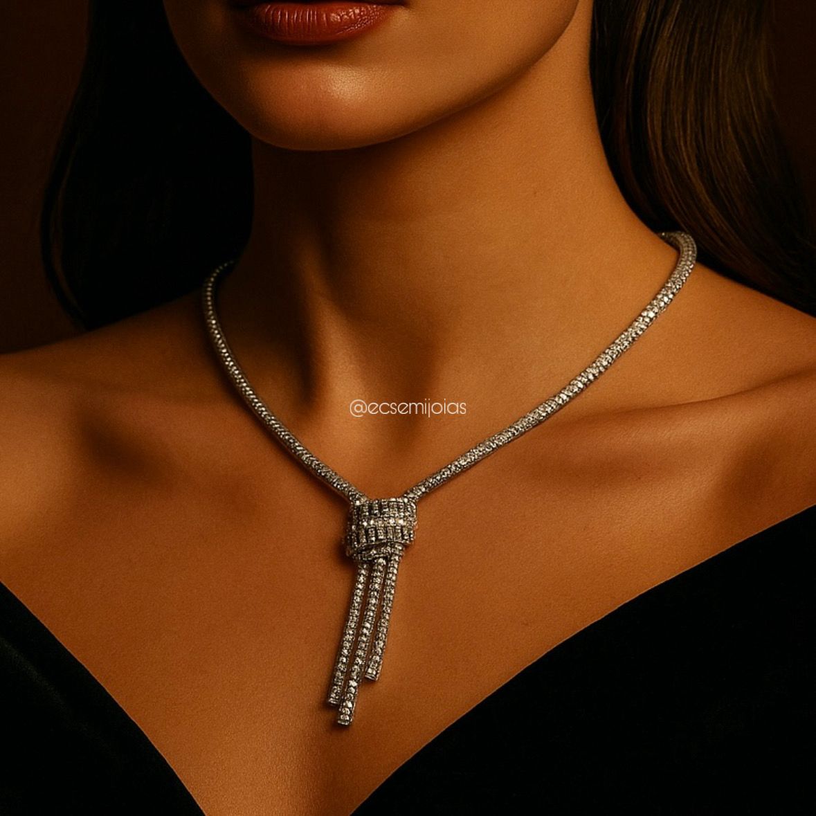 Colar luxo com laço e franja 100% cravejado - banhado a ródio branco