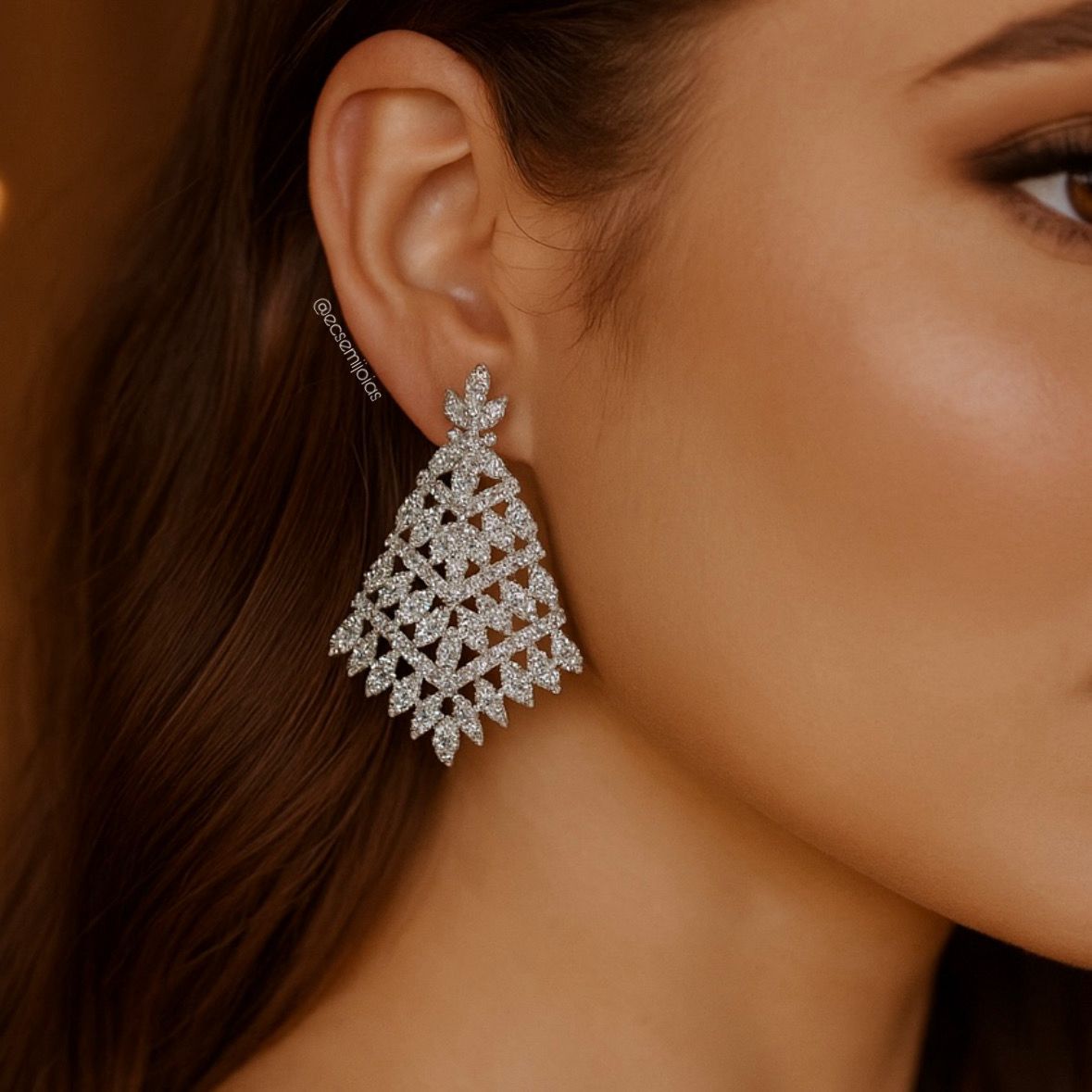 Brinco luxo com 3 fileiras de navetes cravejadas todo vazado - banhado a ródio branco